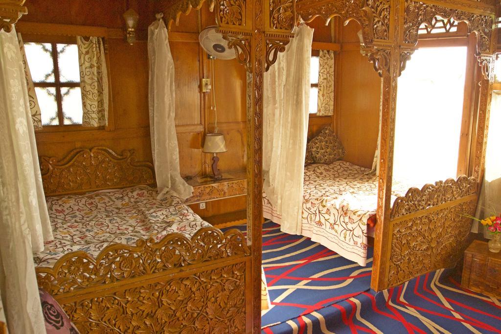 Heaven Breeze Group Of Houseboats Hotel Srinagar  Bilik gambar